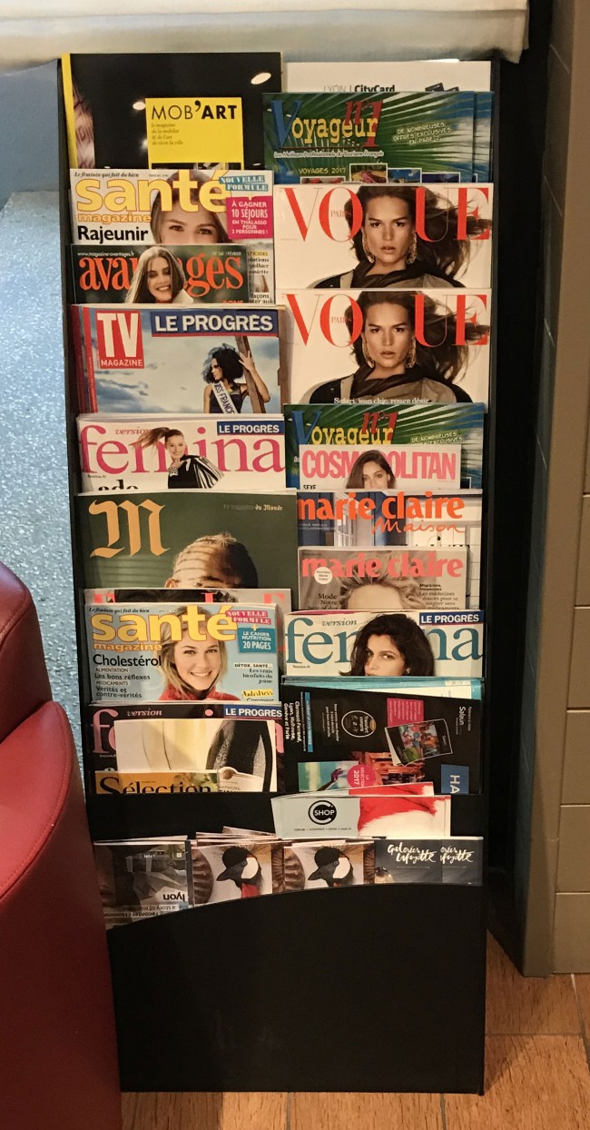 nombreux modèles de présentoirs pour magazines et prospectus en vente chez P&P Présentoir pour magazines et prospectus en situation disponible chez P&P